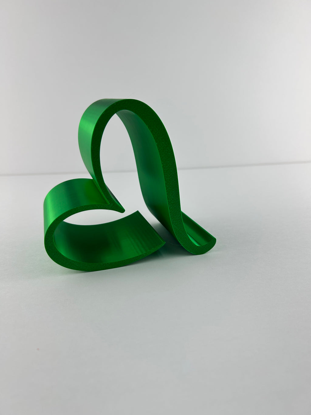 Heart Phone Holder – Modern Desk Cell Phone Stand – Cute Heart Smartphone Dock – Minimalist Office Desk Accessory – Gift Idea