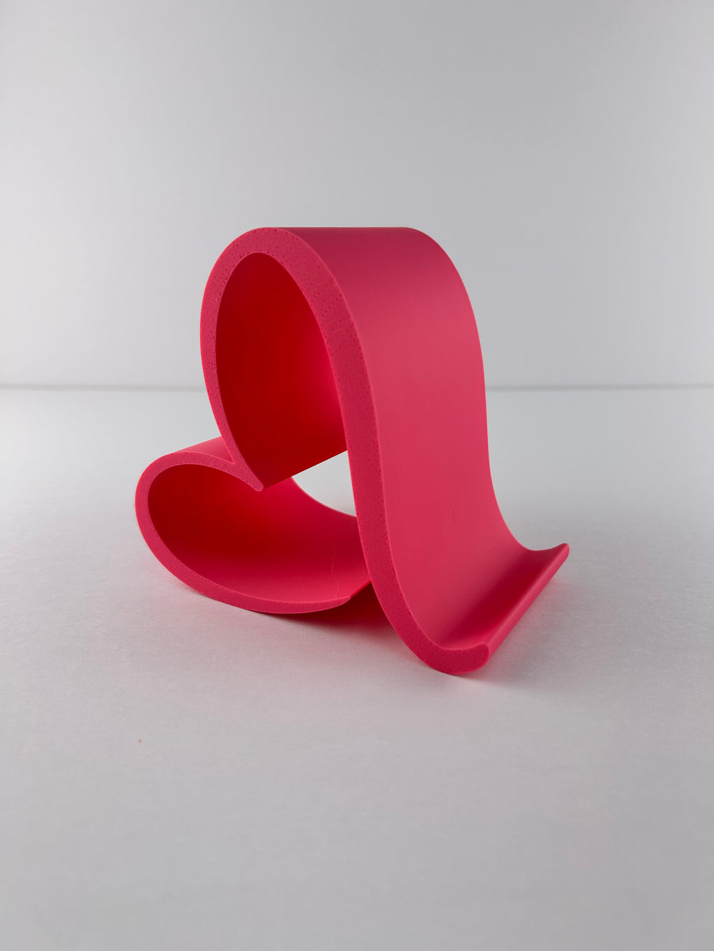 Heart Phone Holder – Modern Desk Cell Phone Stand – Cute Heart Smartphone Dock – Minimalist Office Desk Accessory – Gift Idea