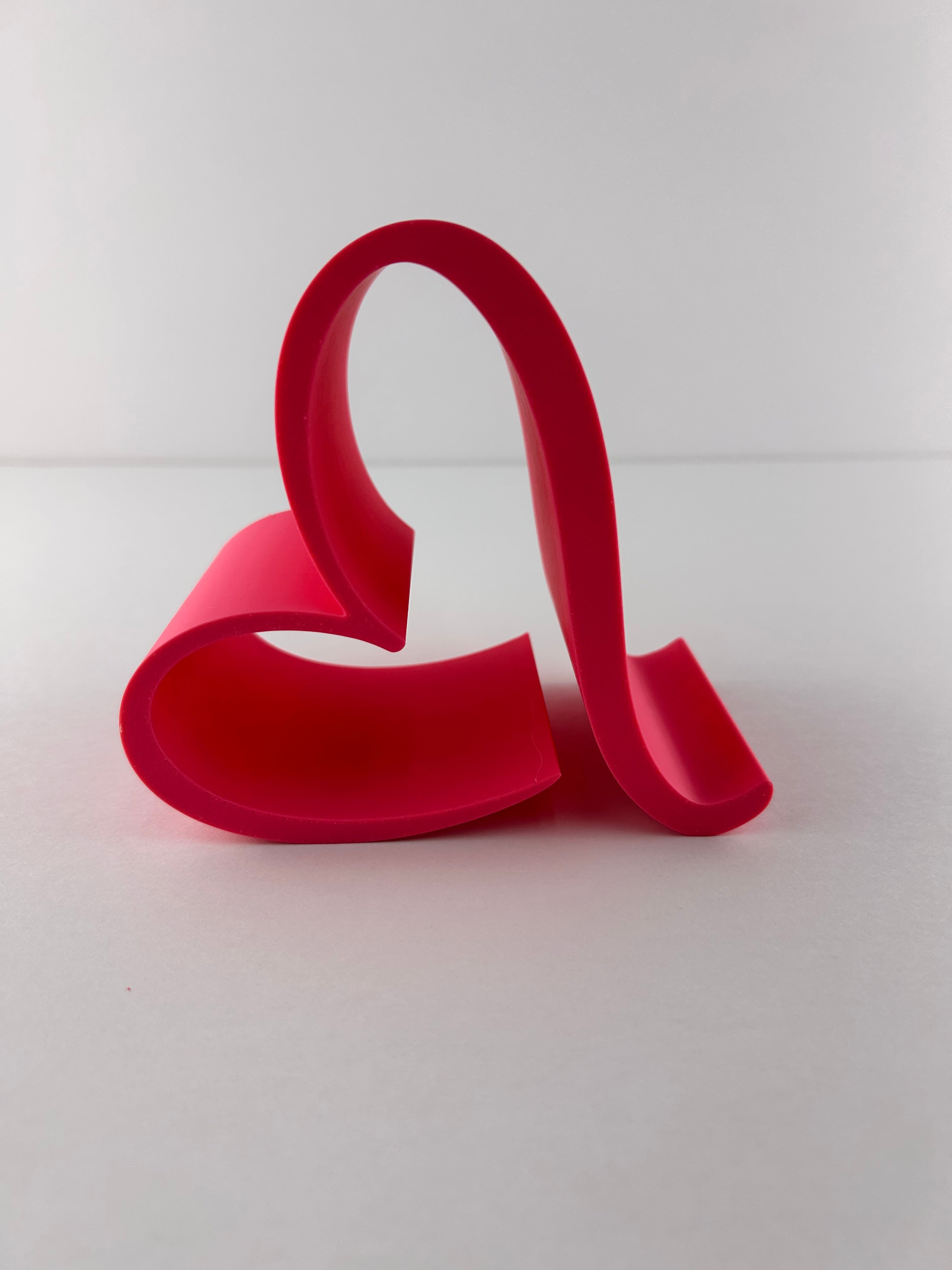 Heart Phone Holder – Modern Desk Cell Phone Stand – Cute Heart Smartphone Dock – Minimalist Office Desk Accessory – Gift Idea