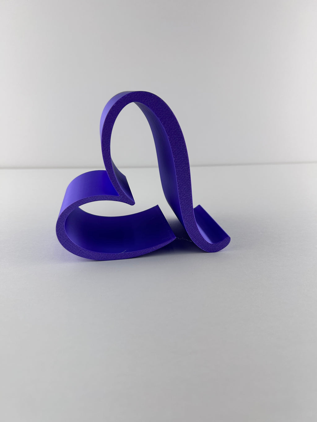 Heart Phone Holder – Modern Desk Cell Phone Stand – Cute Heart Smartphone Dock – Minimalist Office Desk Accessory – Gift Idea
