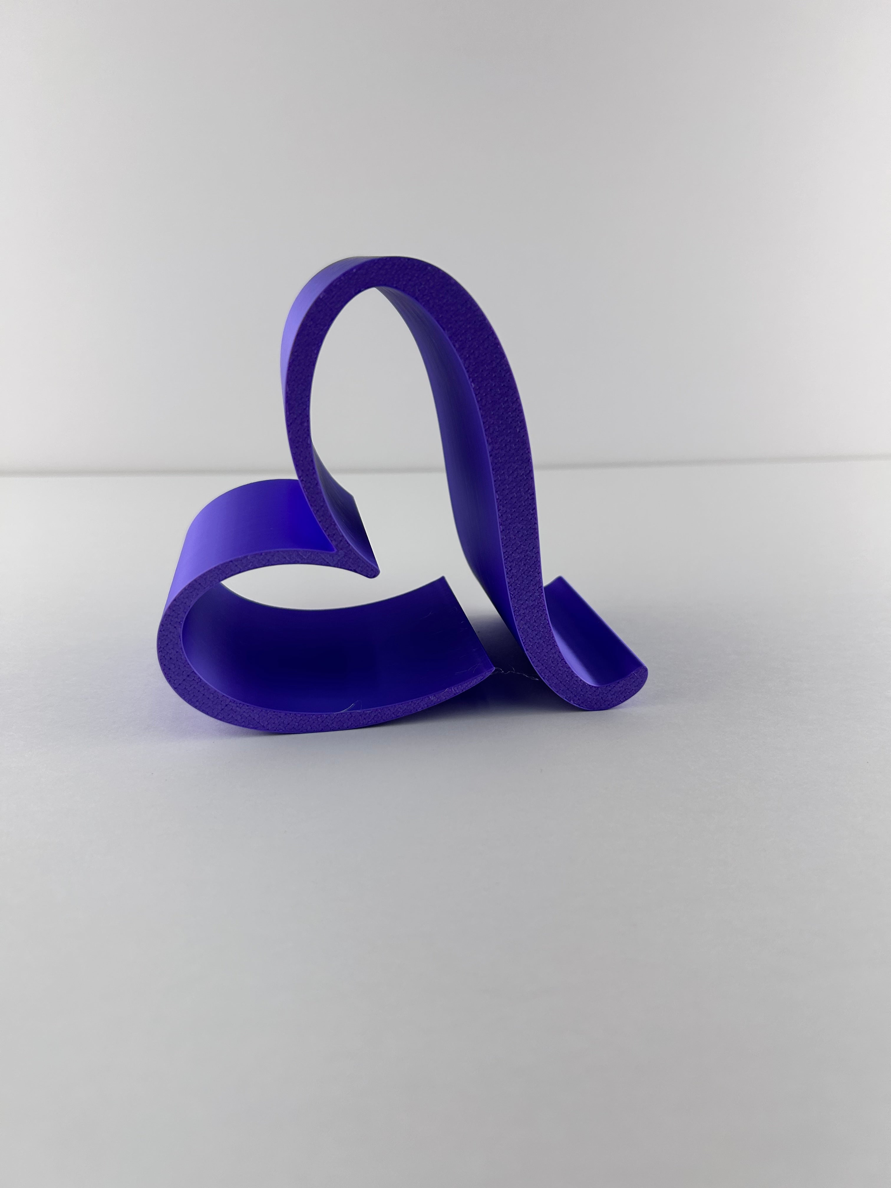 Heart Phone Holder – Modern Desk Cell Phone Stand – Cute Heart Smartphone Dock – Minimalist Office Desk Accessory – Gift Idea