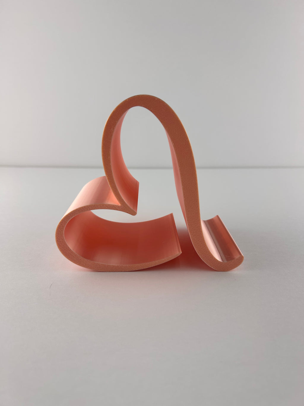 Heart Phone Holder – Modern Desk Cell Phone Stand – Cute Heart Smartphone Dock – Minimalist Office Desk Accessory – Gift Idea